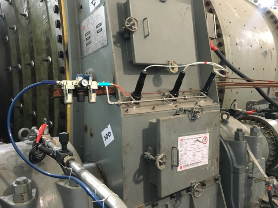 图3 安装在齿轮罩上的红外测温传感器